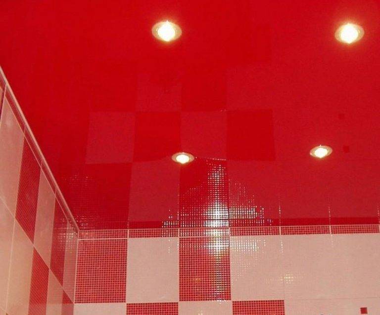 Красный натяжной потолок: на кухне, в ванной и спальне