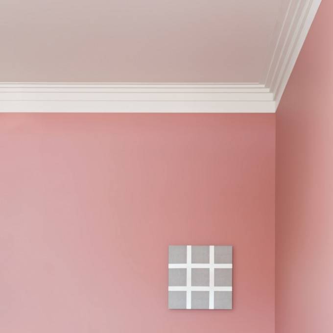 Обои для потолка под покраску: как клеить и красить (фото, видео)
