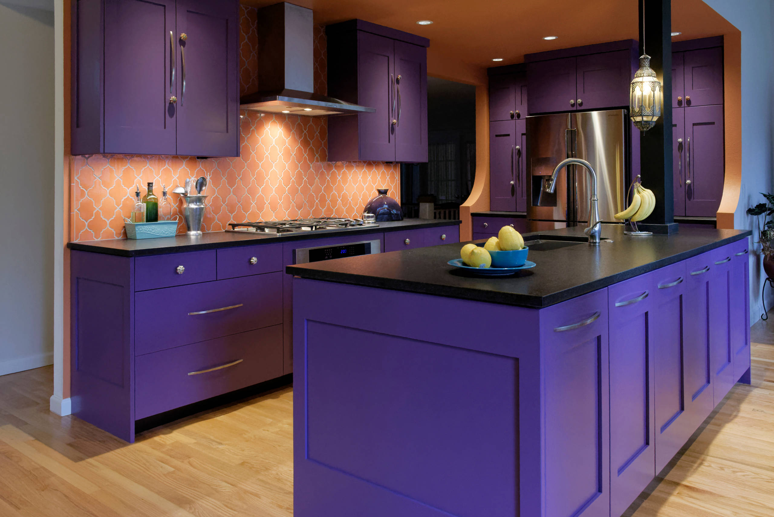 Кухня в фиолетовом, лиловом и сиреневом: сочетание цветов кухонного гарнитура
 - 28 фото