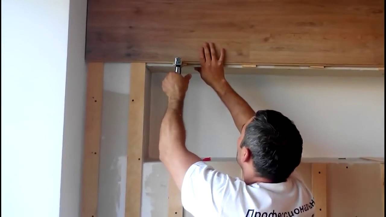 Как можно крепить ламинат на стену, и когда целесообразно использовать вертикальное оформление?
