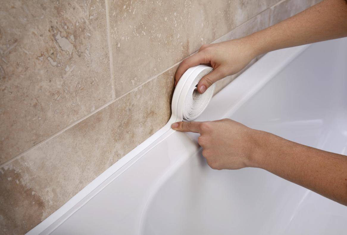 Как заделать расстояние между ванной и стеной: нюансы