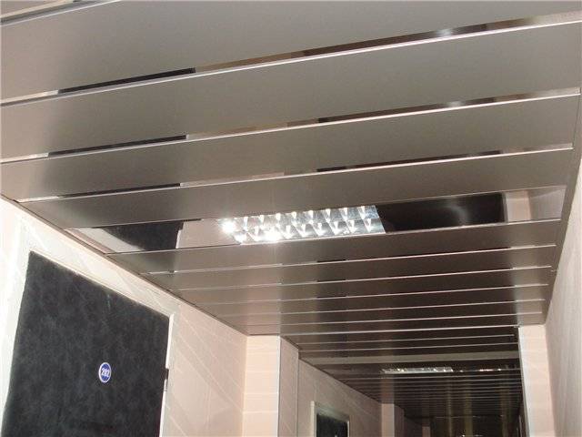 Металлический потолок: подвесные реечные конструкции для ванной и других комнат | дневники ремонта obustroeno.club