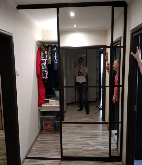 Какие выбрать раздвижные двери для гардеробной комнаты: 13 фото в интерьере