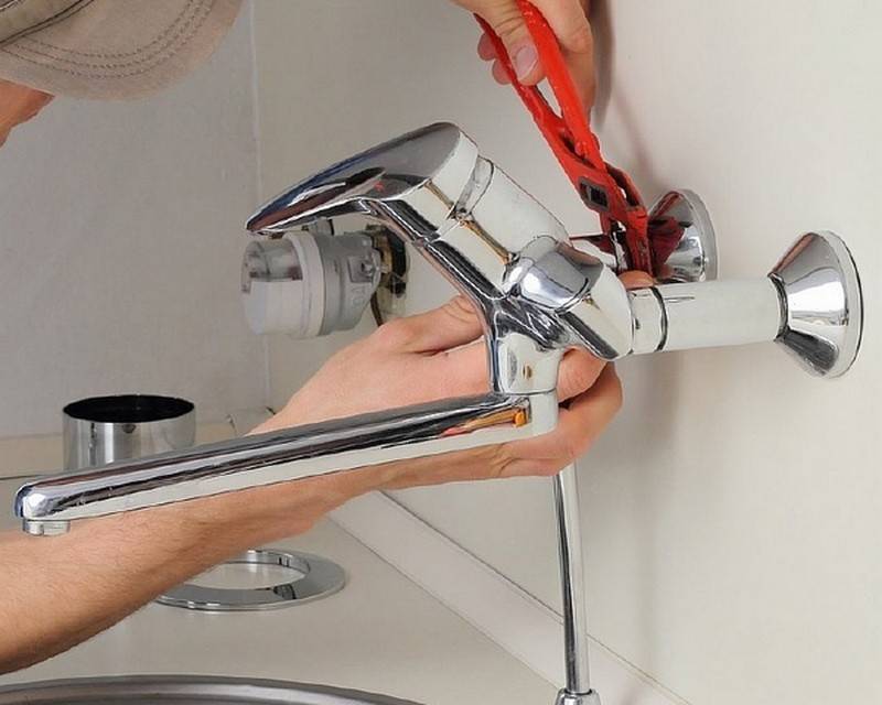 Как поменять смеситель в ванной самостоятельно?