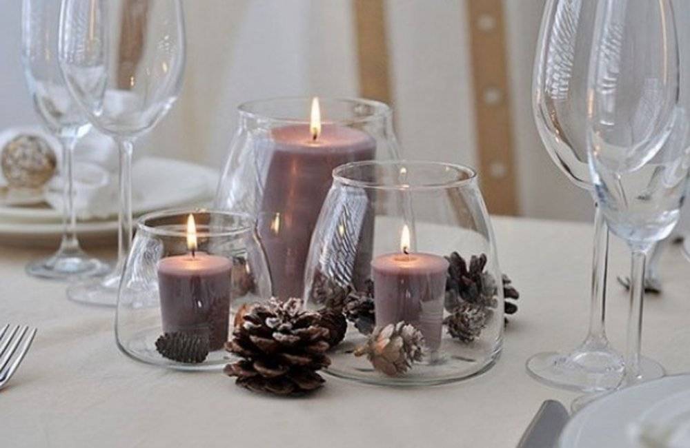 На праздничный стол не ставят а подсвечник со свечами б вазу