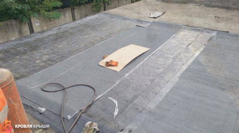 Правила укладки рубероида на крышу – руководство по монтажу