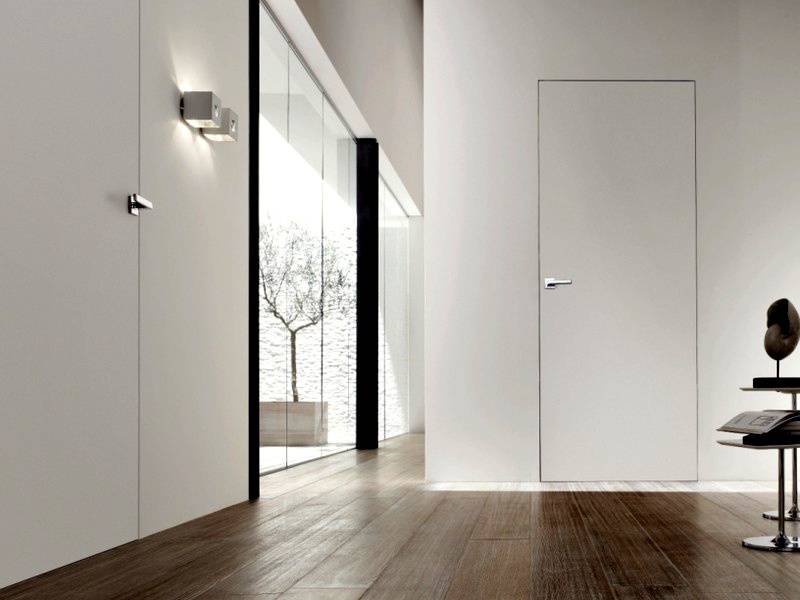 Двери без наличников со скрытым коробом, популярные сочетания межкомнатных конструкций с интерьером.