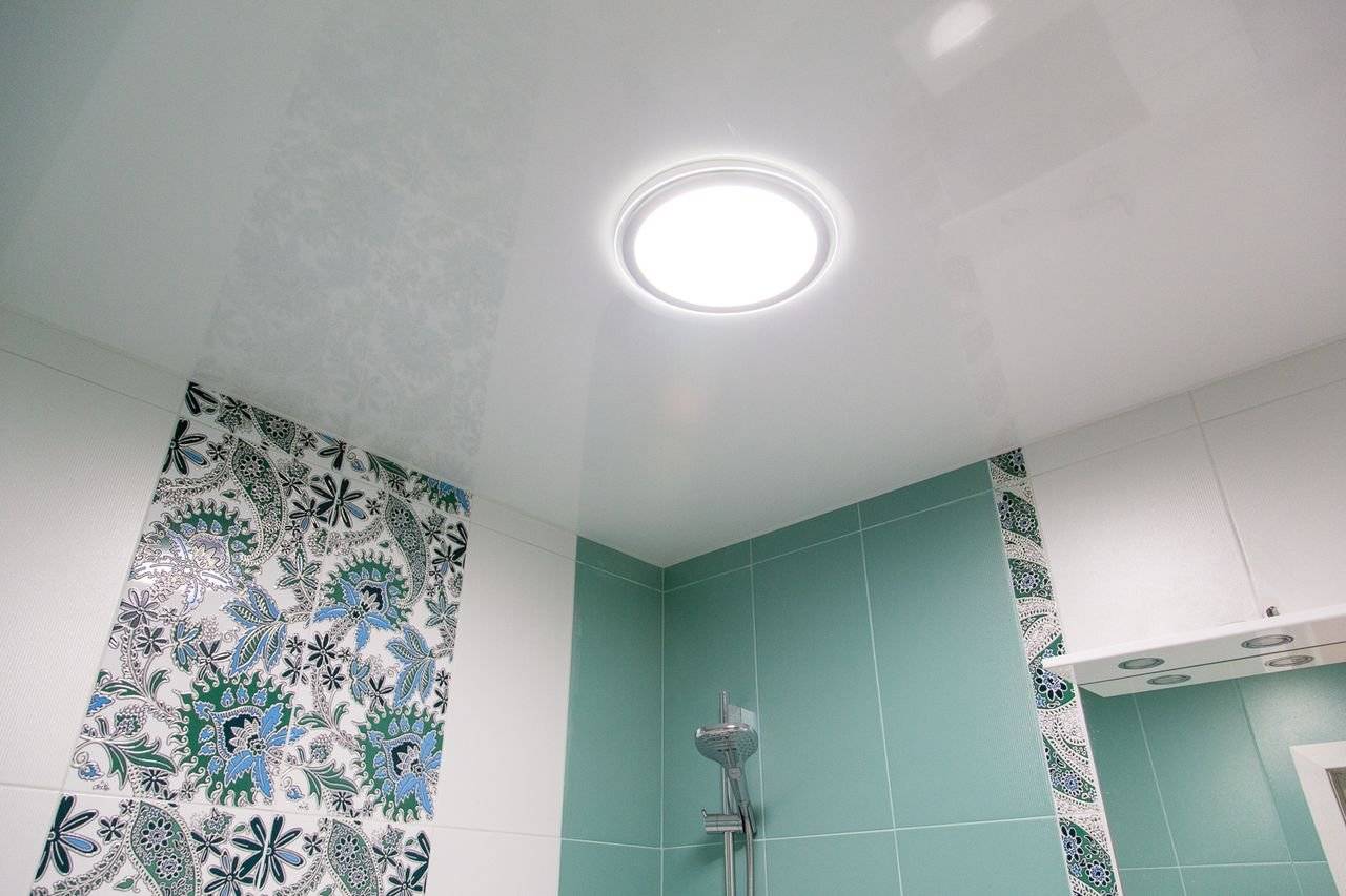 Какой потолок лучше в ванной – обзор вариантов отделки