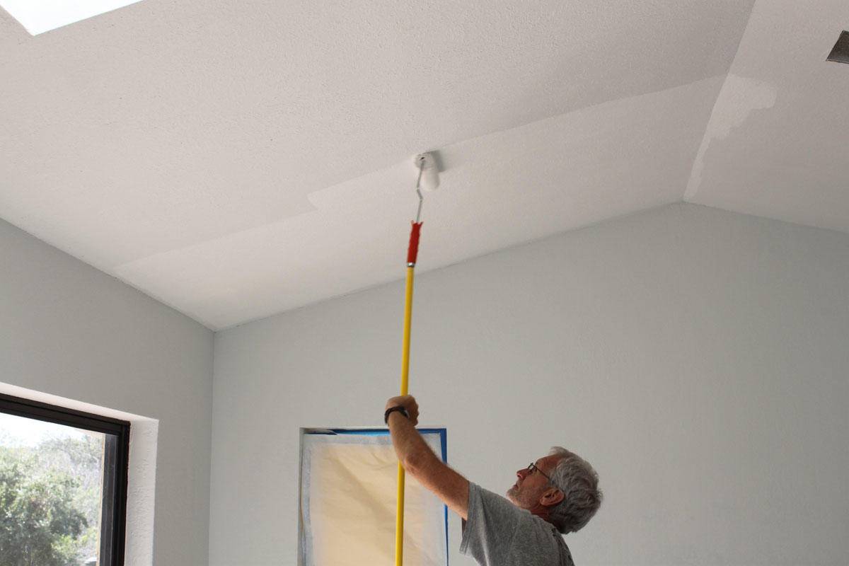 Как покрасить потолок своими руками? - шаг за шагом и идеи в интерьере