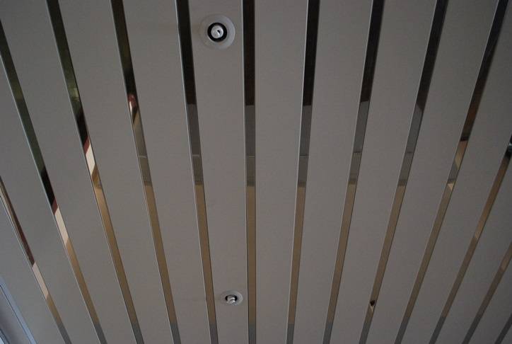 Подвесные потолки из оцинкованной стали — свойства, достоинства, разновидности