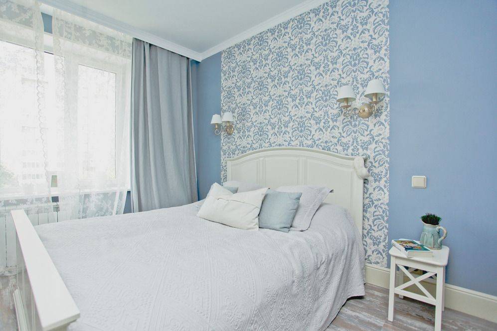 Обои для стен голубые: как применять и сочетать в интерьере спальни, кухни, ванной и коридора, с чем можно гармонировать и как правильно поклеить без образования стыка
