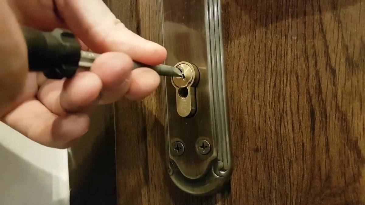 Как открыть межкомнатную дверь без ключа: способы и средства