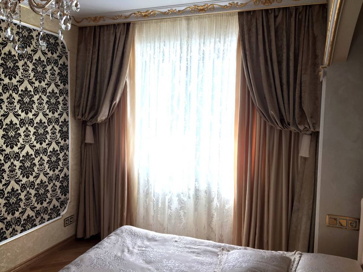 Шторы в спальню с покрывалом на кровать: примеры сочетаний штор и покрывала в спальне фото