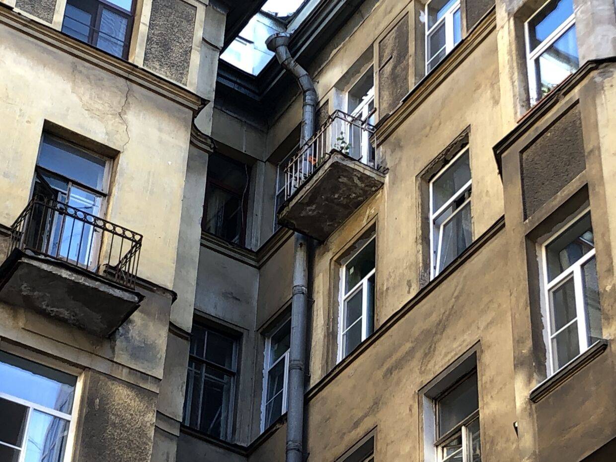 Портал "жкх" / в петербурге жителям хрущевок велели убрать остекление с балконов
