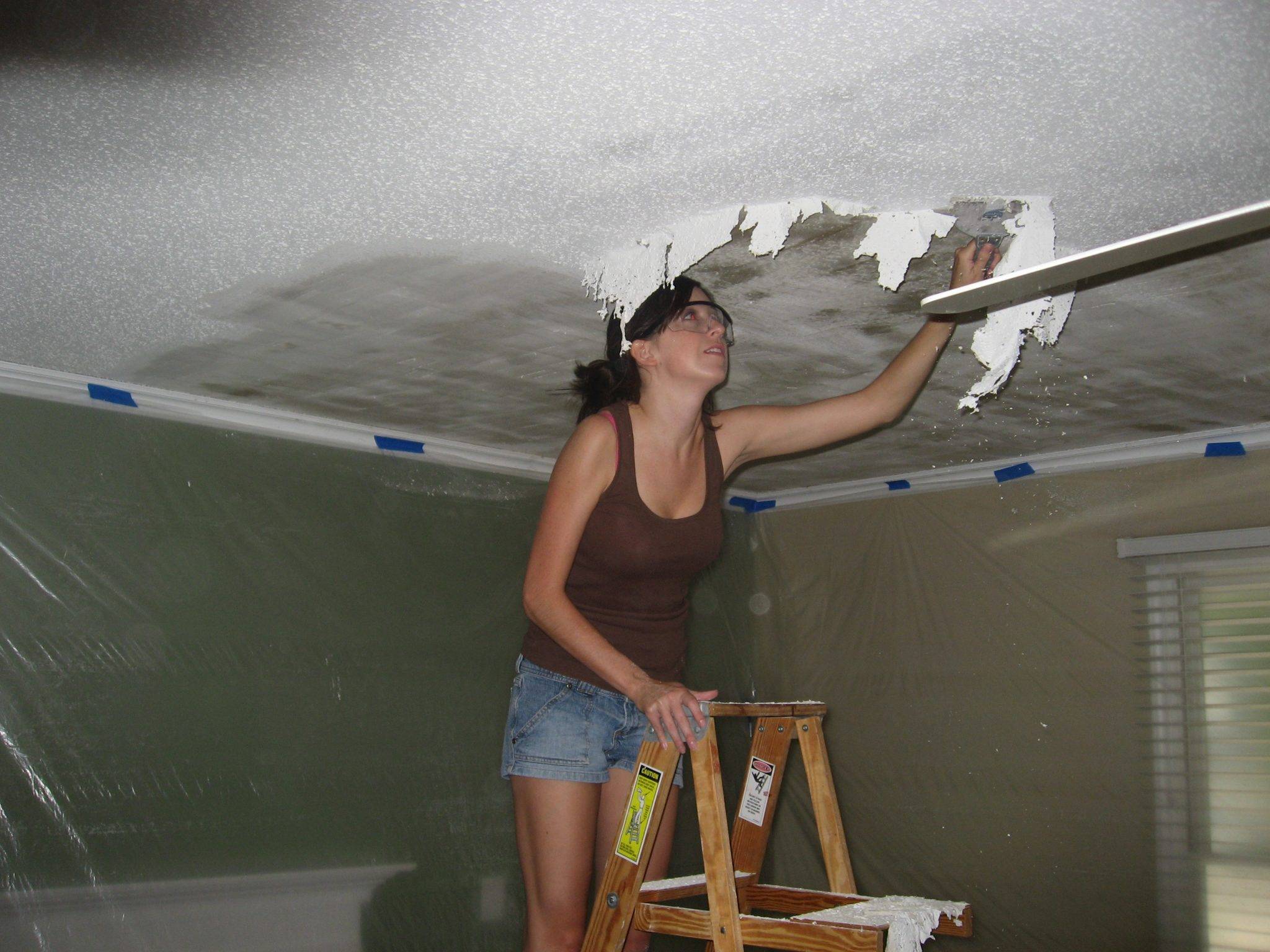 Как смыть побелку с потолка быстро и без грязи: несколько способов снять старое покрытие (видео)