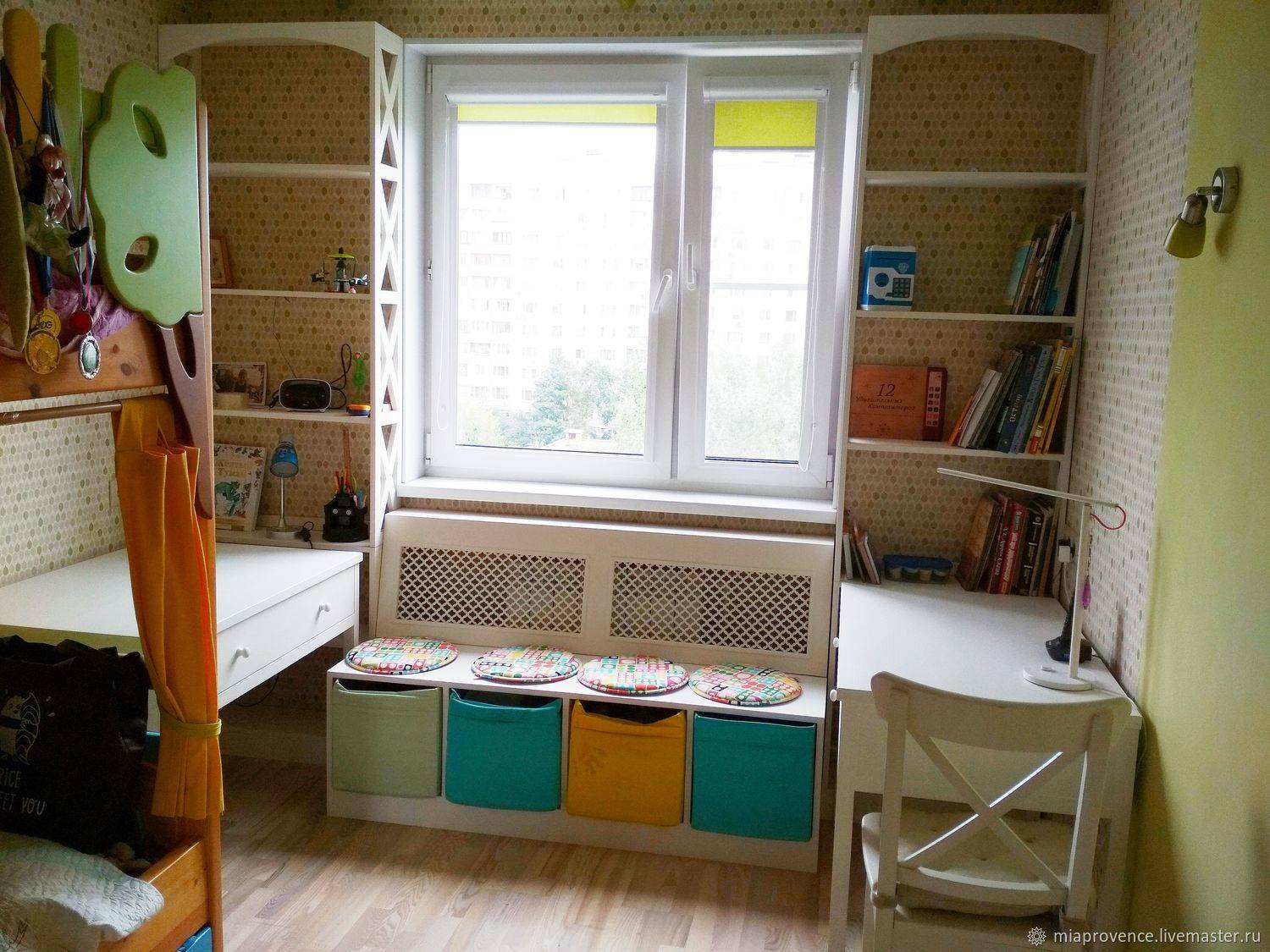 Стол у окна в детской (40 фото): письменная и рабочая столешница с полочками вдоль окна в комнате для двух детей