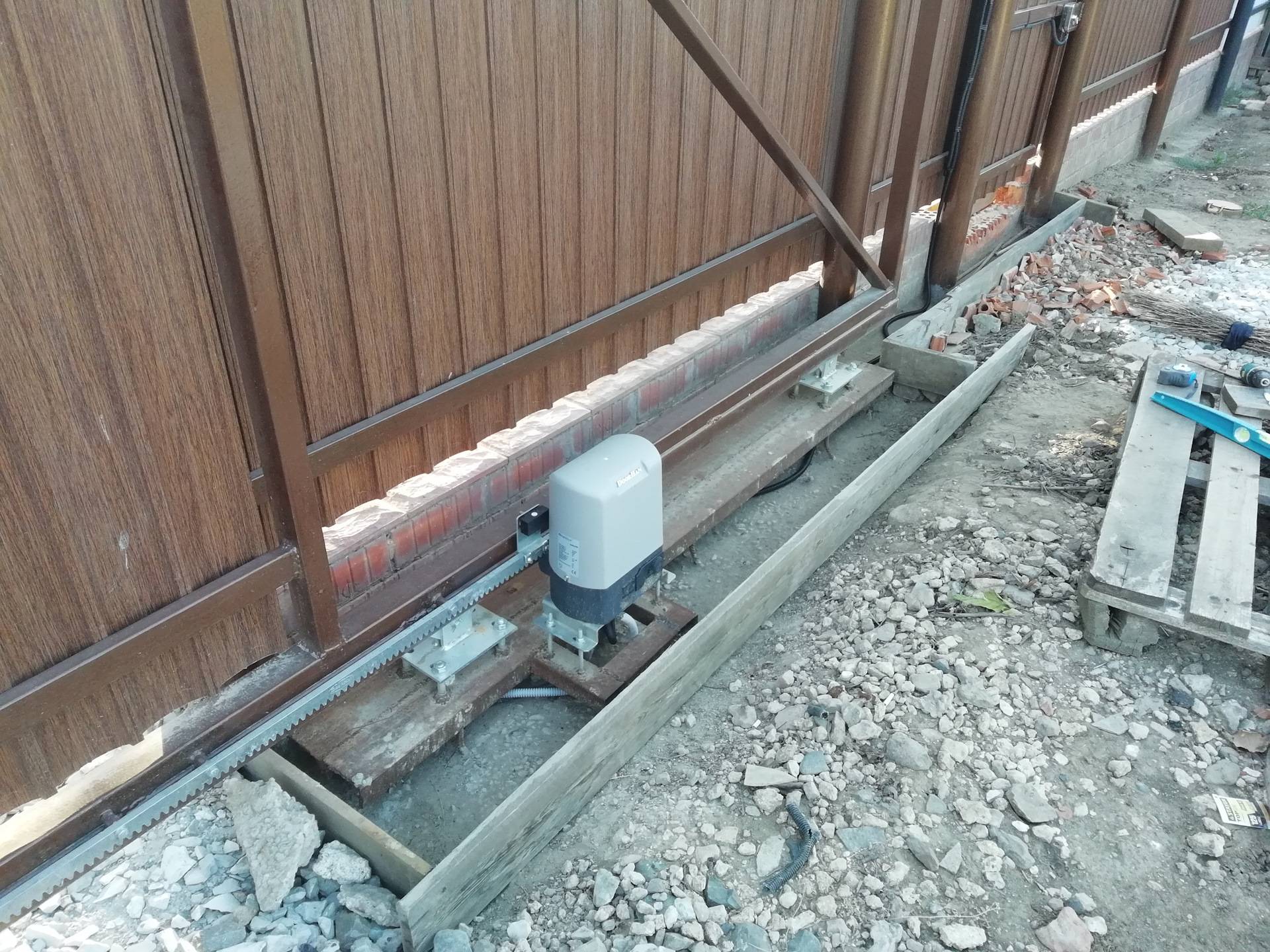 бетонная тумба для откатных ворот