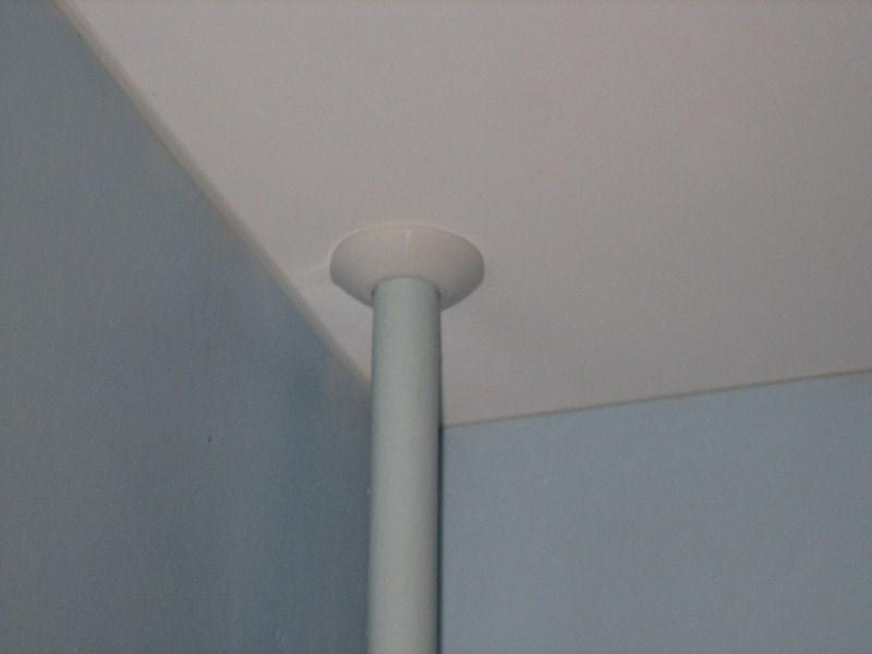Обводка трубы натяжным потолком, натяжной потолок вокруг трубы