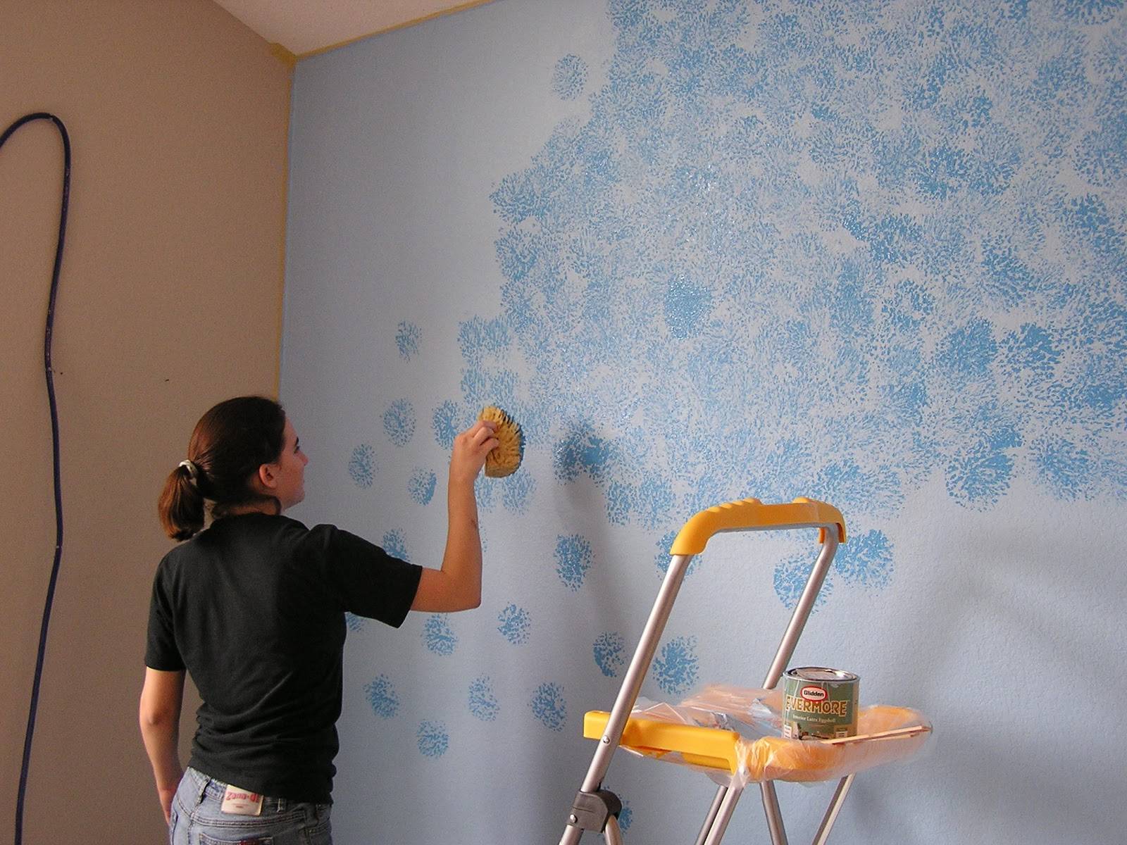 Что лучше покраска стен или обои: что дешевле клеить или красить