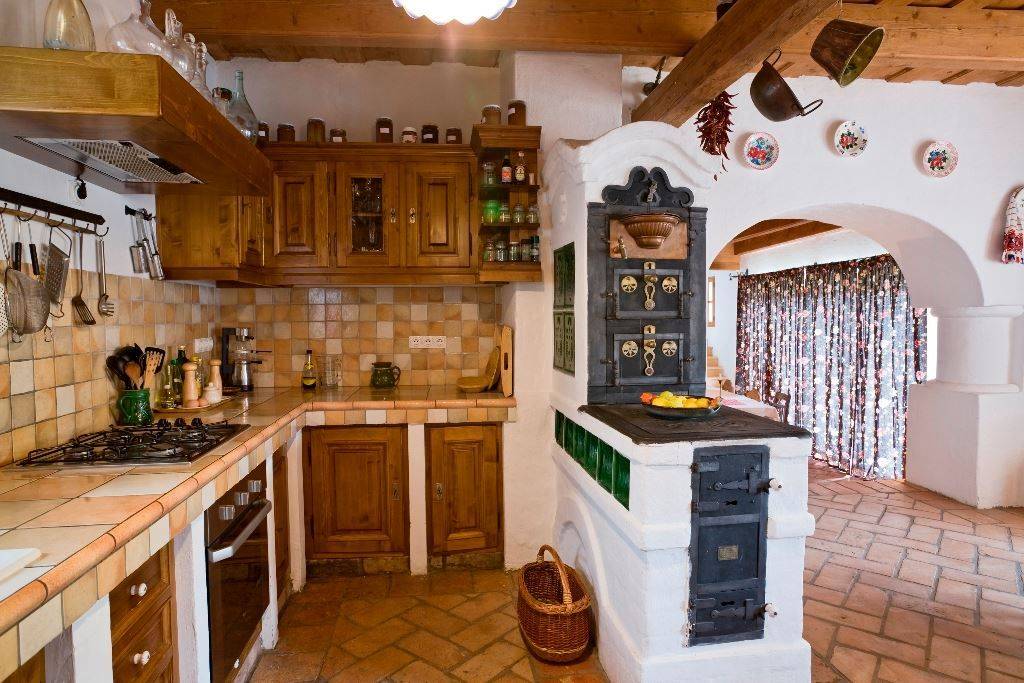 Идеи по созданию интерьера кухни гостиной в деревянном доме: обзор +видео