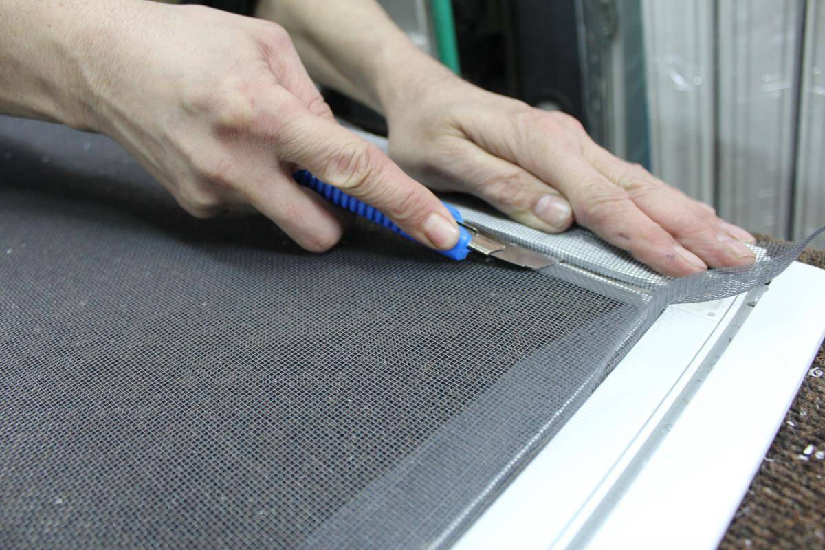 Как крепить москитную сетку на пластиковое окно: 4 способа установки | дневники ремонта obustroeno.club