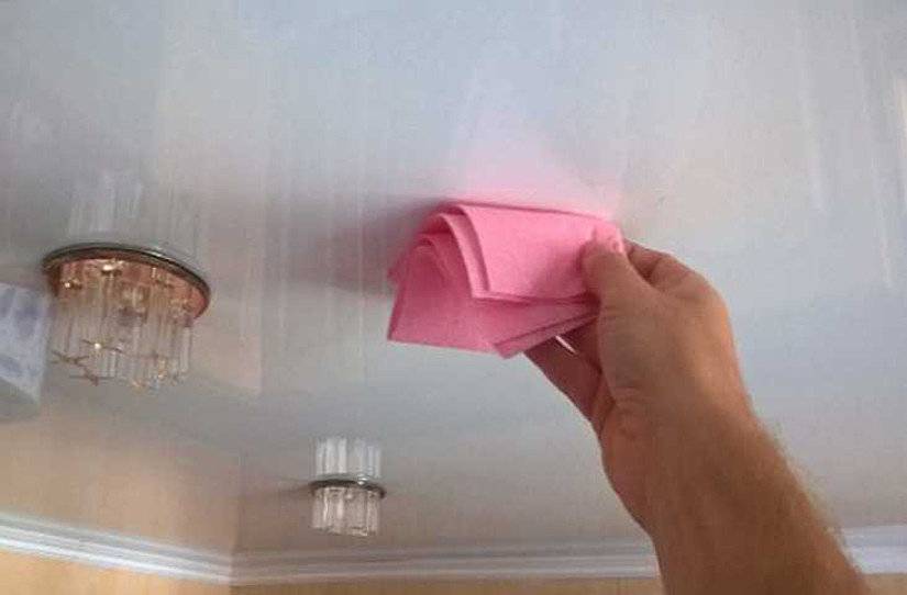 Как мыть натяжные потолки - чем помыть глянцевый потолок без разводов